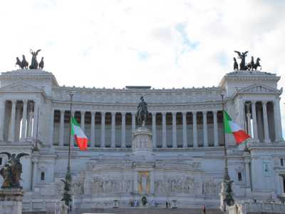 La statua si rif� al tema iconografico della vittoria alata estremamente diffuso nei primi tre decenni del 900. Questo tipo di sculture si ispirano al modello classico greco della Nike di Paionios e sono presenti in vari monumenti celebrativi, come l�Altare della Patria (foto di John Samuel)